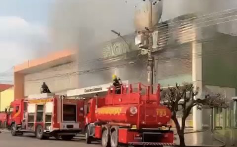 MT:  Loja de filho de senador é consumida pelo fogo em Rondonópolis