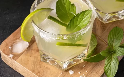 Água com limão: o que acontece com o corpo se você toma diariamente um limão