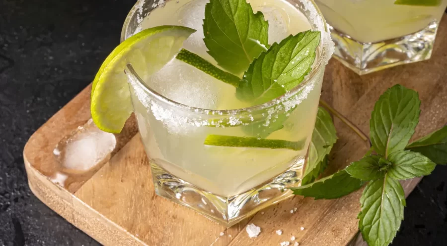 Água com limão: o que acontece com o corpo se você toma diariamente um limão