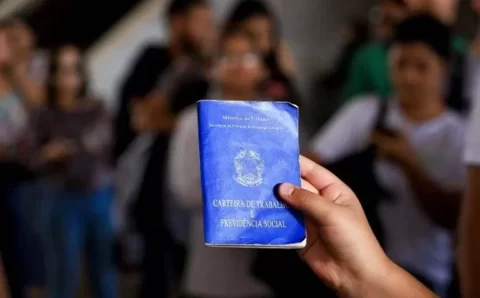 Desemprego cai para 7,7% em setembro, menor taxa desde 2015, diz IBGE