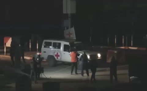 Cruz vermelha diz que segundo grupo reféns estão a caminho da passagem de Rafah