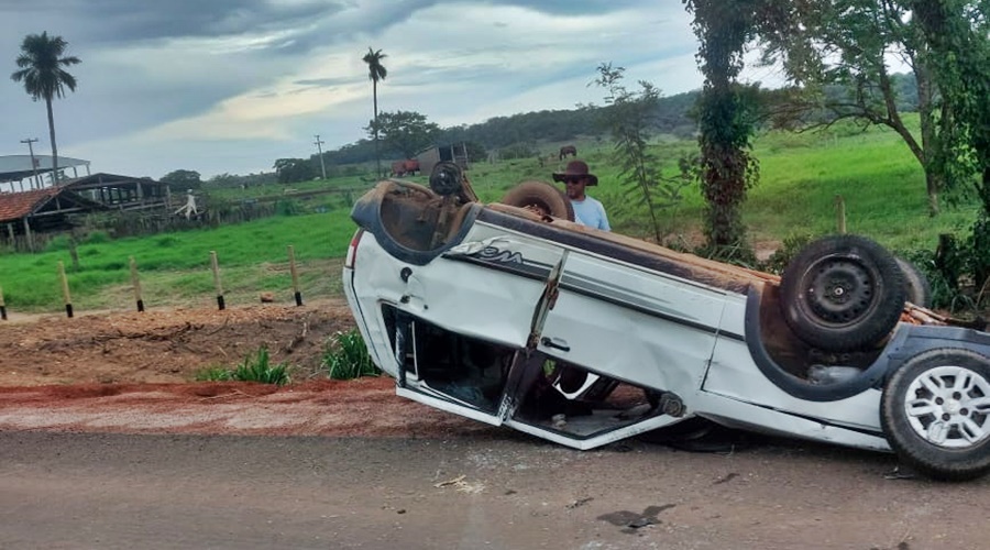 DEPOIS DA TRÊS PONTES: Carro capota na MT-383 e casal fica ferido