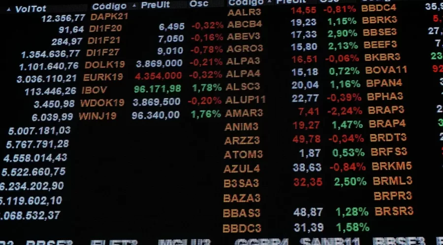 Dólar fecha a R$ 4,85 e tem maior queda em 7 anos; Ibovespa sobe 22%, melhor desempenho desde 2019