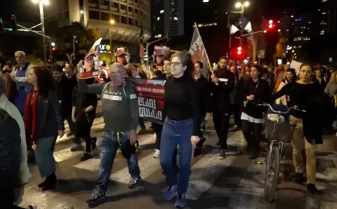 Manifestantes protestam em Tel Aviv após reféns serem mortos por engano