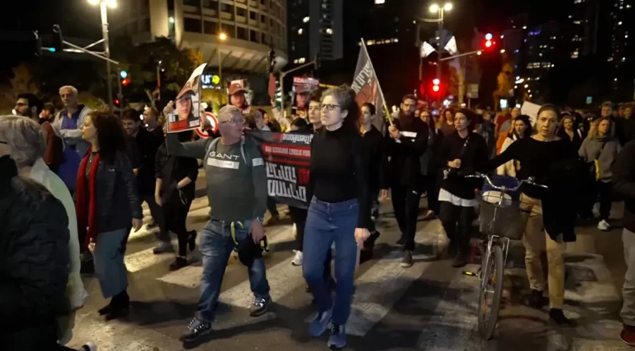 Manifestantes protestam em Tel Aviv após reféns serem mortos por engano