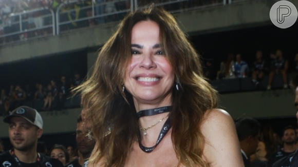 Após revelar ser demissexual, Luciana Gimenez deixa os seios de fora em vestido sexy e divide opiniões: ‘Apelativa