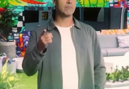 Abalado pela morte do irmão Oscar, Tadeu Schmidt é amparado pela esposa antes da última eliminação do ‘BBB 26’.