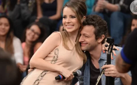 Novo flagra de Sandy e Lucas Lima no pré-réveillon 2023/2024 reforça retomada do casamento dos artistas após separação
