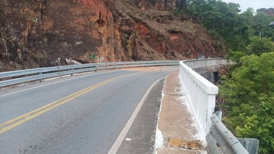 MT:    RISCO DE DESLIZAMENTO:   Trânsito continua em meia-pista no Portão do Inferno; opção é seguir pela Serra de São Vicente