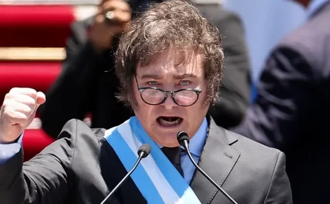 Empossado presidente, Milei promete ajuste duro na Argentina