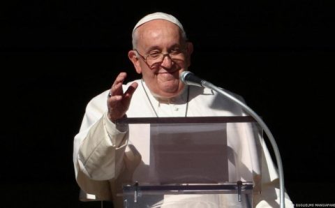 Entenda decisão do papa sobre bênção a casais do mesmo sexo