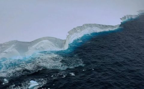 Maior iceberg do mundo que se soltou da Antártida tem quase um trilhão de toneladas
