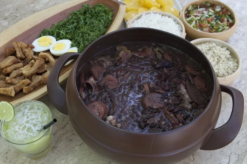 Homem morre após comer três pratos de feijoada e ir dormir