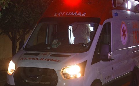 NA ROTATÓRIA: Motociclista fica gravemente ferida em batida com caminhão no Sagrada Família; irmão estava na garupa
