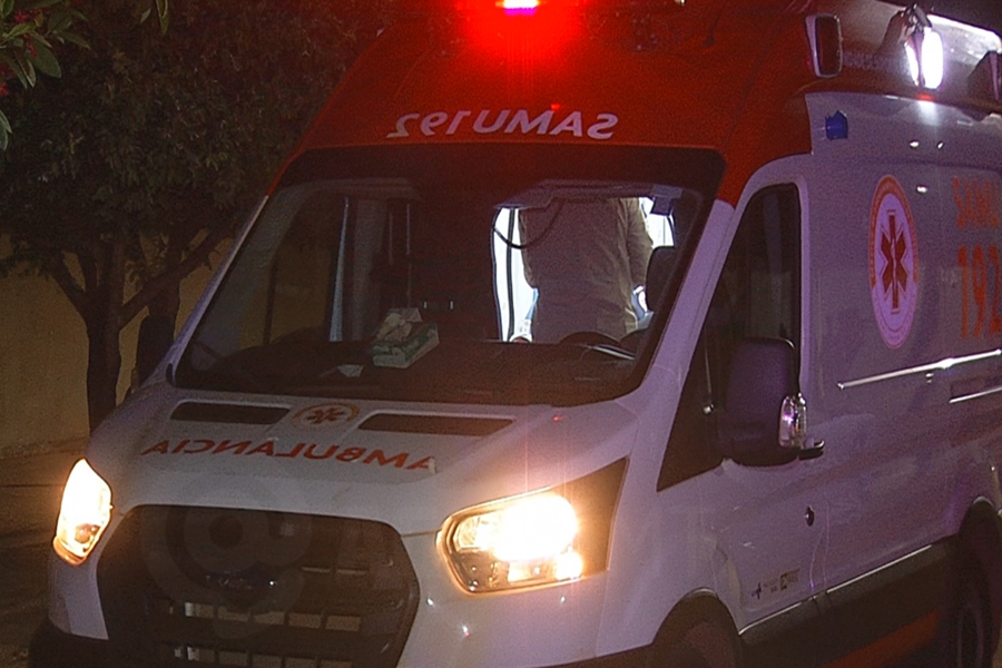 FOI SOCORRIDO: Motorista perde o controle de Fusca e capota veículo em curva do Anel Viário