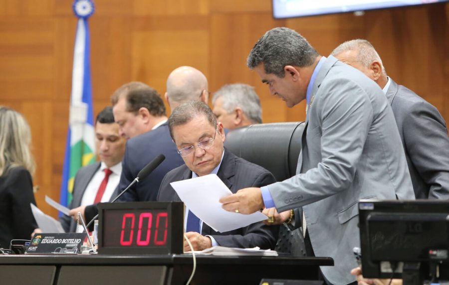 MT:  AL aprova nova jornada de trabalho de servidores do Estado e prevê pagamento de horas extras