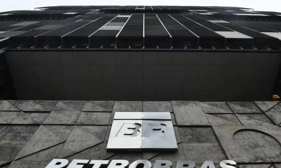 Petrobras assina venda de participação em dois campos em Santos