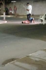 Mulher esfaqueia o marido durante briga em rua de Várzea Grande