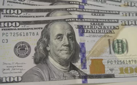 Bolsa bate recorde e dólar cai após aprovação da reforma tributária