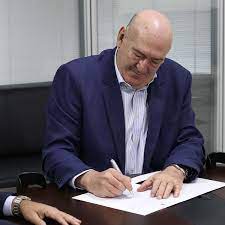 Rueda paga alguns salários, mas ainda deve a elenco e parte dos funcionários do Santos