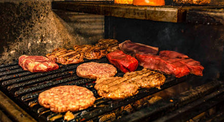 Churrasco, hambúrguer e cachorro-quente causam maior risco de Alzheimer, diz estudo