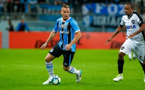 Arthur, ex-jogador do Grêmio, sonha em voltar à Seleção Brasileira