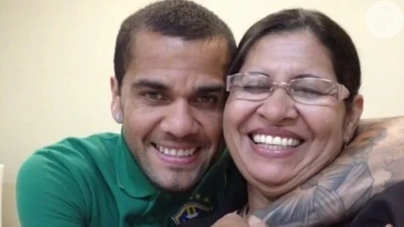 Mãe de Daniel Alves pode ser presa após vazar fotos e nome da jovem que acusa o filho de estupro