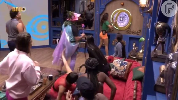 ‘BBB 24’: sensitiva prevê homem expulso, nova desistência e quando Yasmin Brunet será eliminada