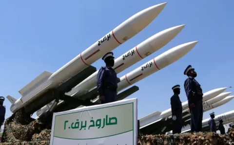 Míssil dos houthis atinge navio cargueiro na costa do Iêmen