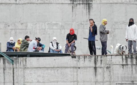 Grupo armado invade transmissão ao vivo de TV no Equador