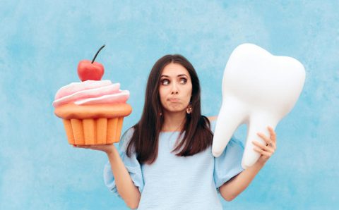 7 alimentos que você deveria evitar para não estragar os dentes