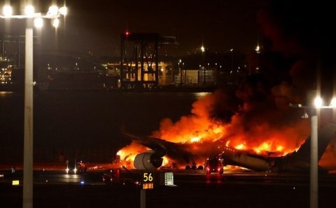Avião com mais de 300 passageiros a bordo pega fogo após acidente em solo no Japão