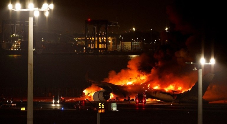Avião com mais de 300 passageiros a bordo pega fogo após acidente em solo no Japão