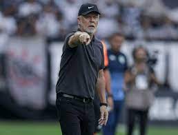 Mano admite cansaço do Corinthians e fala sobre dificuldade no mercado: “Temos menos dinheiro”