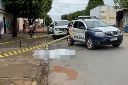 Drogado morre ao ser empurrado e bater cabeça em calçada após ameaçar moradores