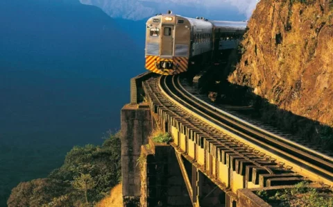 Viagem de trem mais bonita do mundo e Maria Fumaça Caiçara são opções turísticas do verão