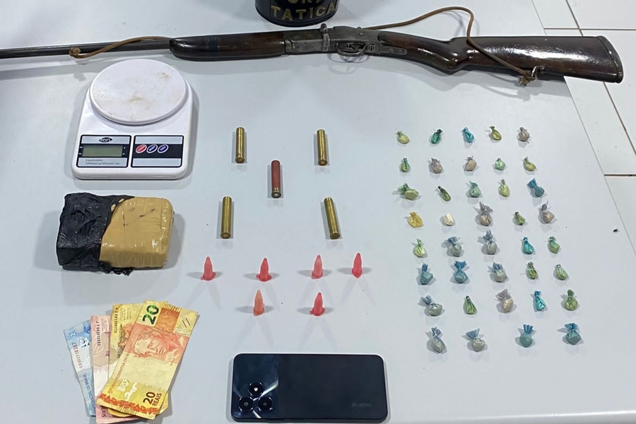 39 PORÇÕES DE COCAÍNA: Integrante de facção é preso pela PM com arma, drogas e munições