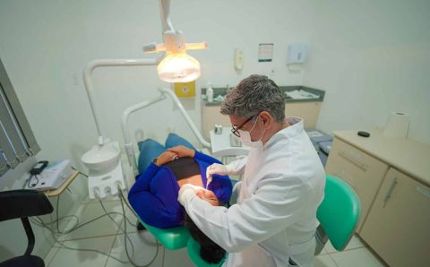 Mulher acorda com dor no rosto e descobre tumor cerebral grave