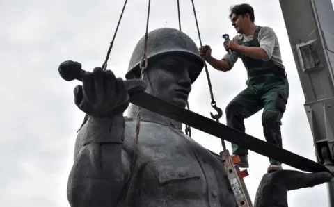 Moradores e ativistas de região da Ucrânia removem todos os monumentos da era soviética