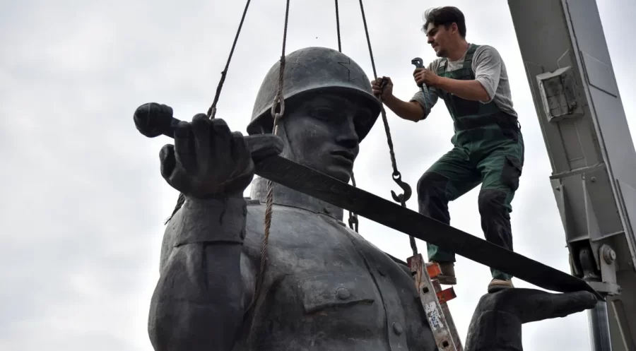 Moradores e ativistas de região da Ucrânia removem todos os monumentos da era soviética