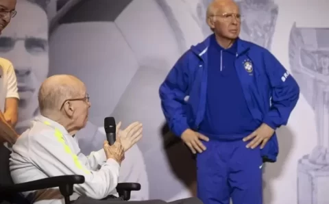 Zagallo é velado ao lado de estátua e personalidades se despedem