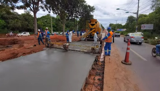 MT:  AVENIDA DO CPA:   Pista do BRT começa a ser concretada em Cuiabá