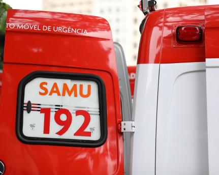 Criminoso invade casa para fugir da polícia e esfaqueia moradora de 30 anos