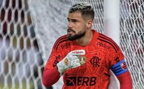Matheus Cunha, goleiro do Flamengo, critica a bola do Campeonato Carioca