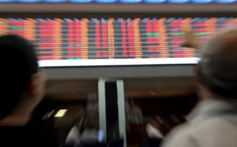 Ibovespa fecha em queda de 0,8% com expectativas dos juros nos EUA; dólar sobe a R$ 4,97