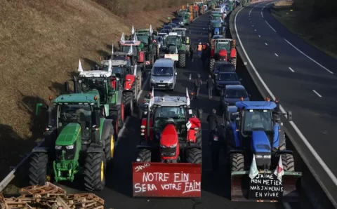 Agricultores furiosos protestam com tratores e incêndios na cúpula da UE