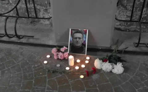“A esperança morre”: população de Moscou reage à morte de Navalny