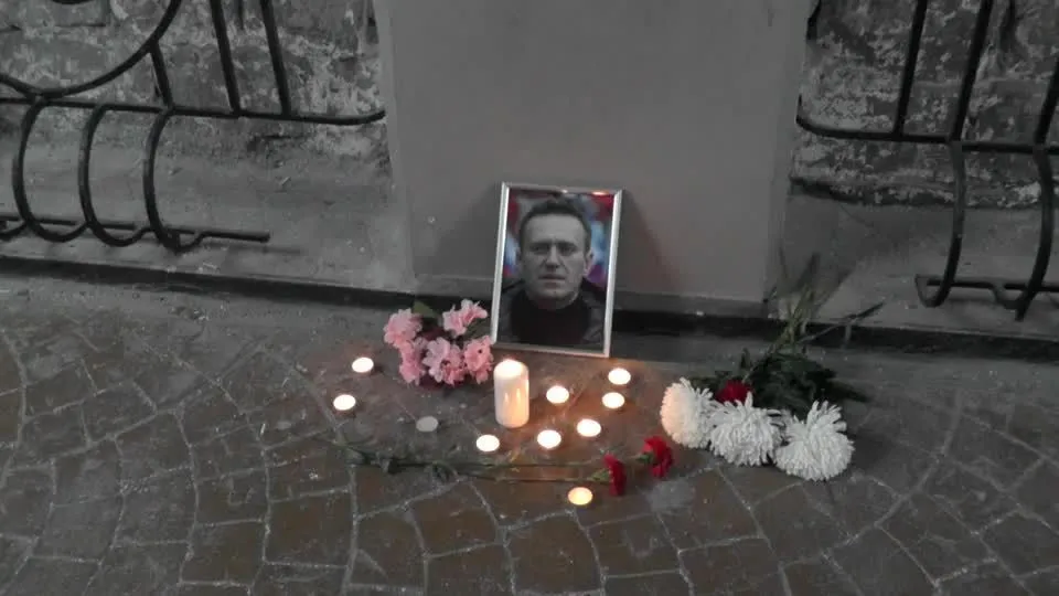 “A esperança morre”: população de Moscou reage à morte de Navalny