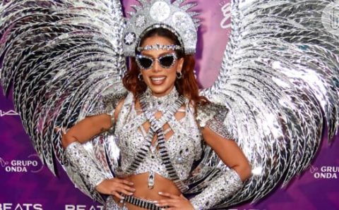 Anitta causa polêmica no Carnaval do Rio com desfile inédito e vira alvo de críticas de sambistas: ‘Tiro no pé