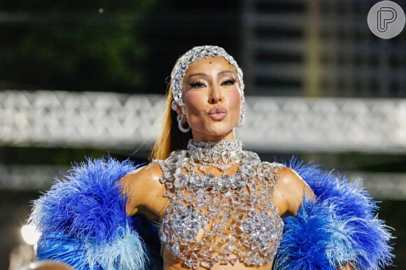 Sabrina Sato desmente romance com Nicolas Prattes e explica flagra com ator em piscina de hotel